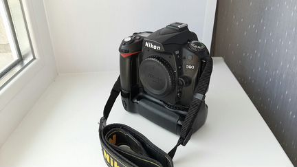 Nikon D90 body + батарейный блок mb d80