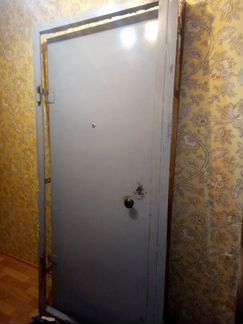 Дверь металлическая с замком