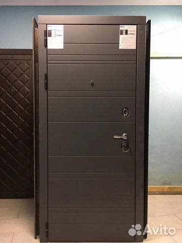 Входная дверь в квартиру с зеркалом 