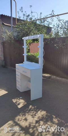 Туалетный столик с зеркалом и подсветкой