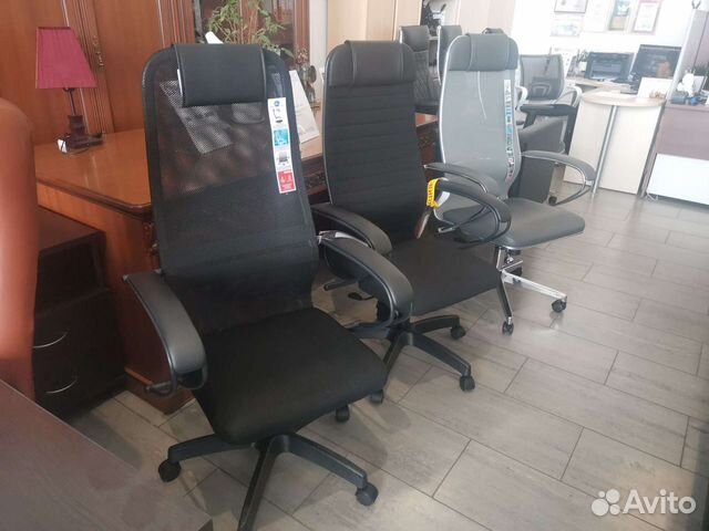 Компьютерное офисное кресло с высокой спинкой