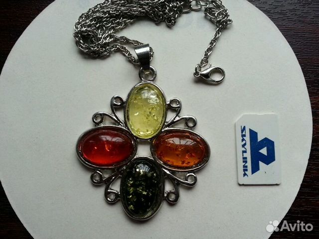 Кулон под серебро с искусственным янтарем Кулон под серебро с искусственным янтарем