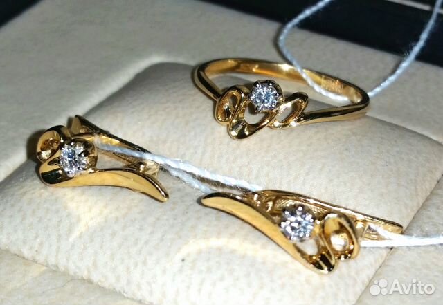 Комплект золотой (серьги+кольцо) с 3 бриллиантами Комплект золотой (серьги+кольцо) с 3 бриллиантами