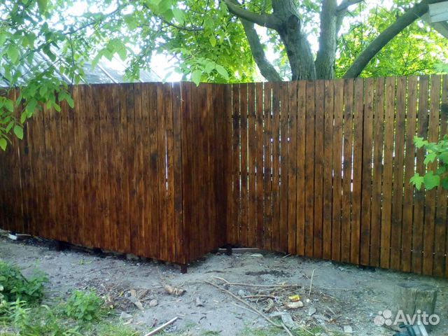 Забор с элементами дерева