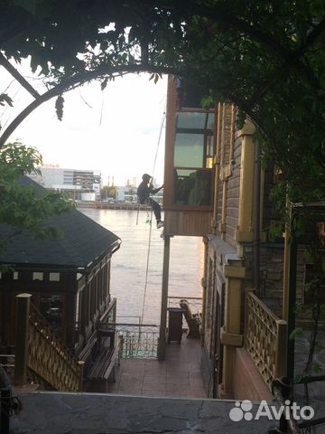 Промышленные альпинисты чистка снега с крыш