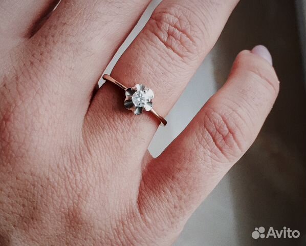 Золотое кольцо с бриллиантом Золотое кольцо с бриллиантом