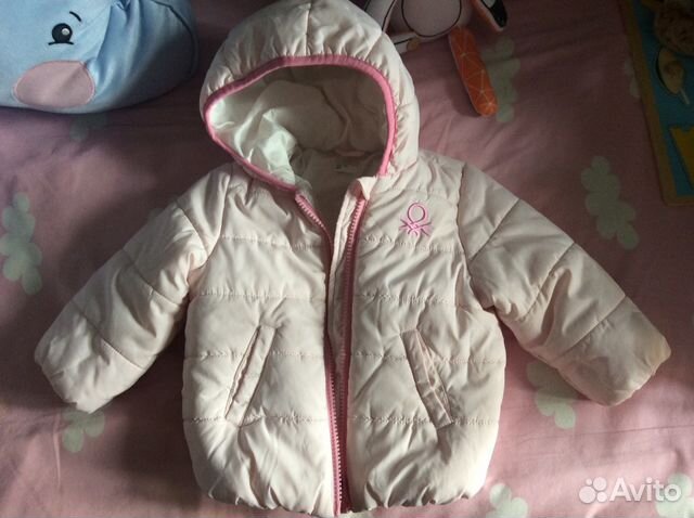 Детские куртки Benetton Baby Kids. Poivre Blanc комбинезон для девочки 240762 (. Детская серебристая куртка Бенеттон с розовой подкладкой.