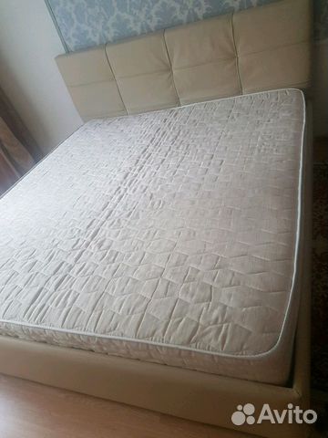 Кровать с подъемным механизмом и ортопедическим ма