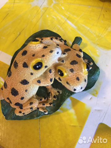 Лягушка из глины или гипса, маленькая фигурка для