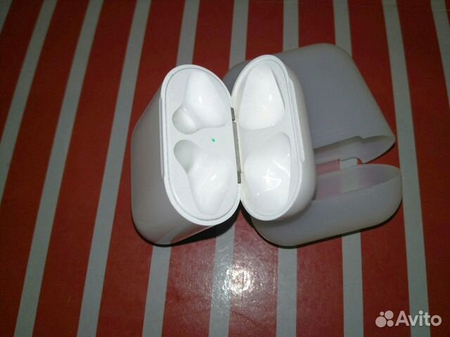 Зарядный кейс Apple AirPods Зарядный кейс Apple AirPods