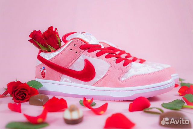 dunk low strange love