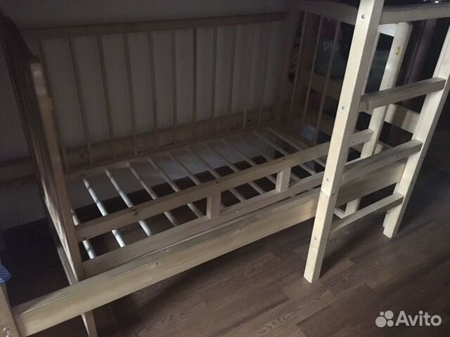Детская деревянная кроватка на колёсиках Детская деревянная кроватка на колёсиках