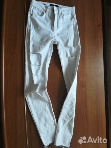 Джинсы белые Bershka, р. 32