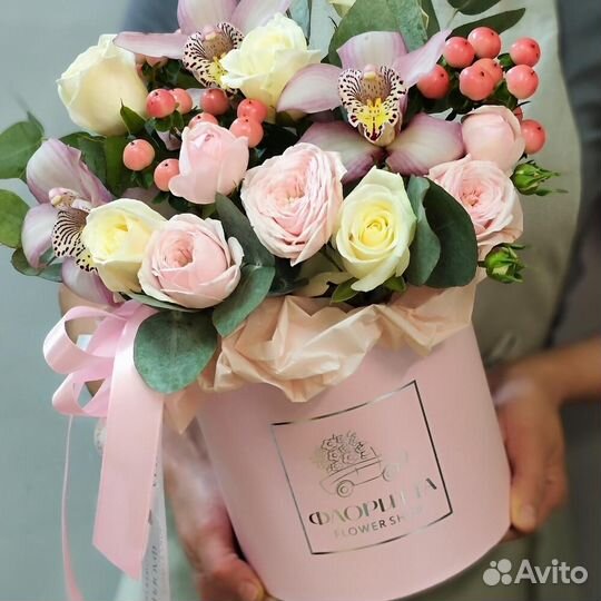 Коробка с орхидеями и розами