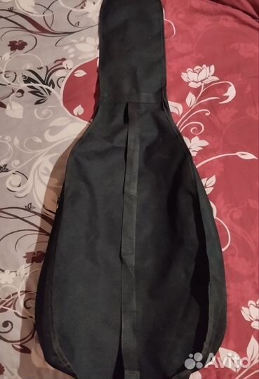 Классическая гитара. Б/у черная вместе с чехлом