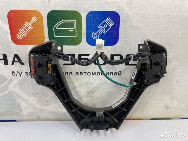 Кнопки в руль Toyota Avensis T270 1ZR-FAE 2009