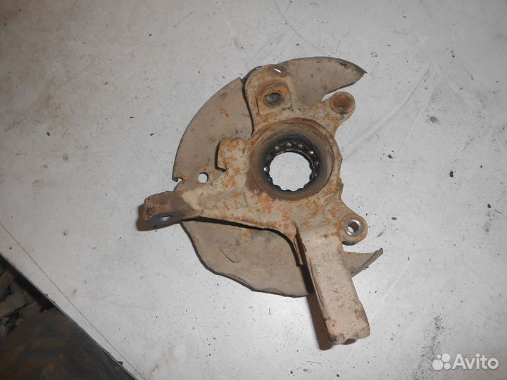 Кулак поворотный передний правый (Nissan Almera)