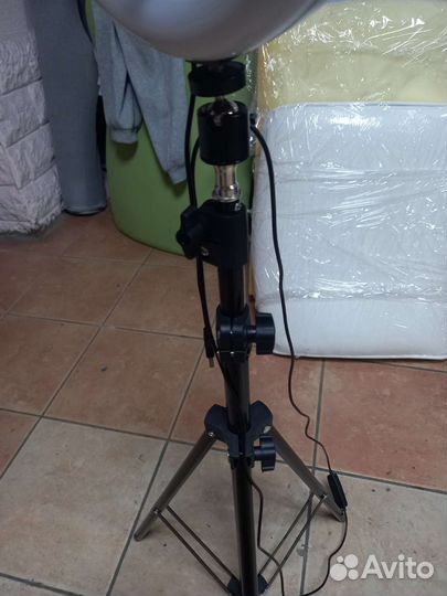 Кольцевая лампа на триноге