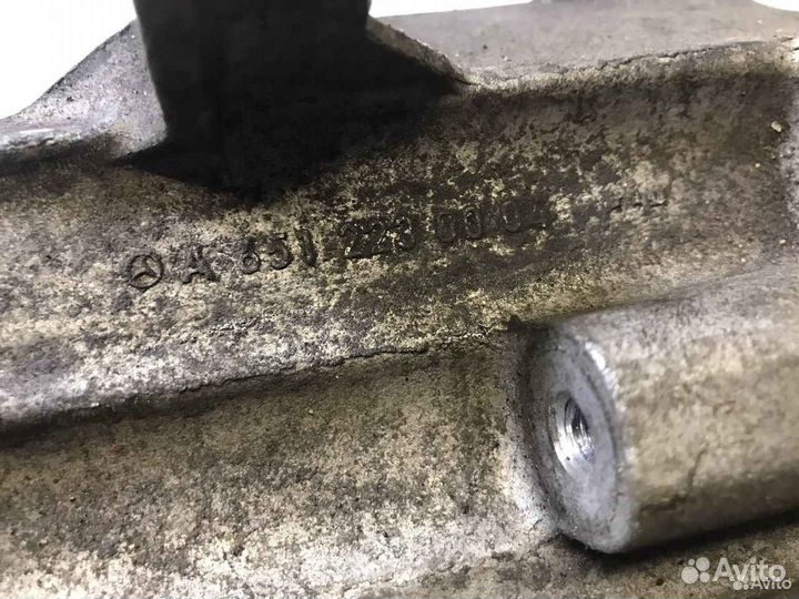 Кронштейн опоры слева Мерседес м 651