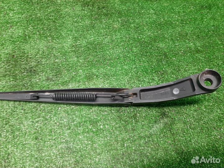 Поводок стеклоочистителя правый Honda Jazz 2004