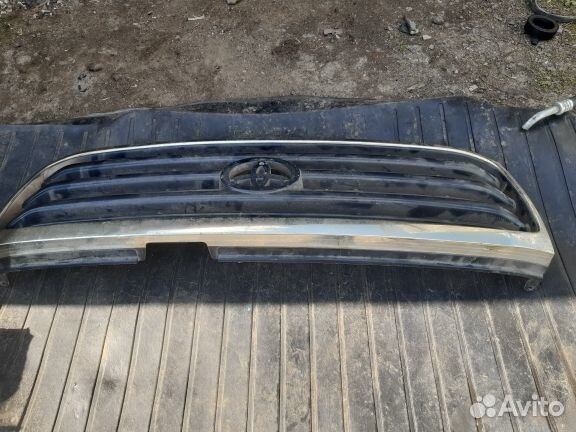 Решетка радиатора Тойота Лэнд Крузер