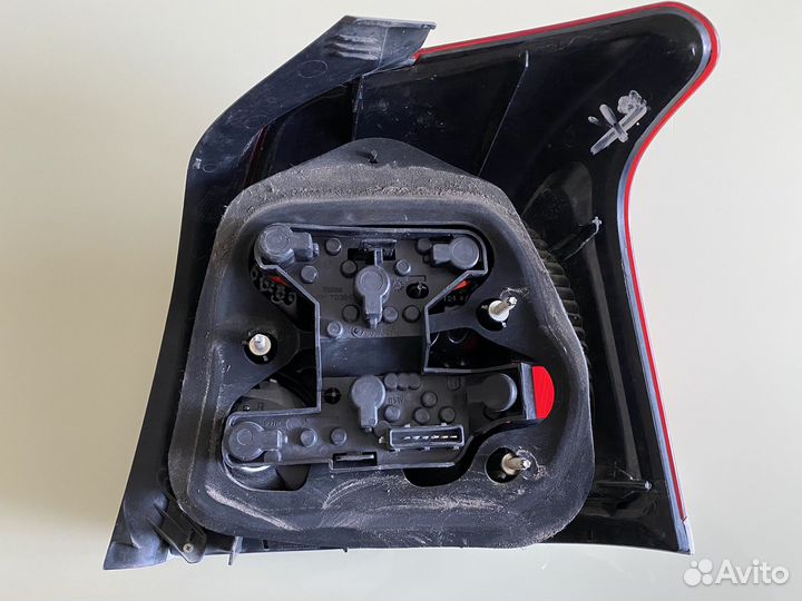 Фара задняя левая тойота avensis