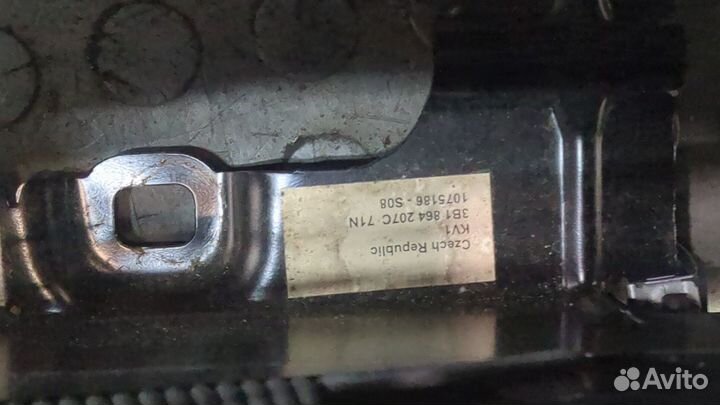 Подлокотник левый передний Volkswagen Passat 5