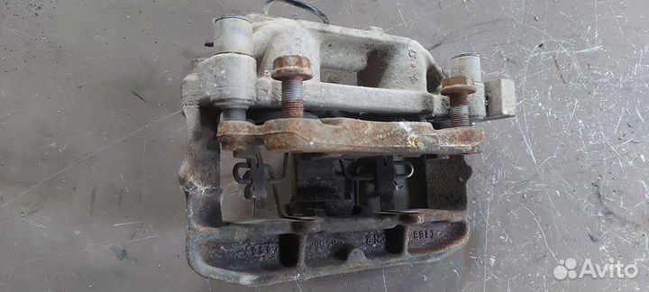 Суппорт тормозной передний на Volkswagen Phaeton