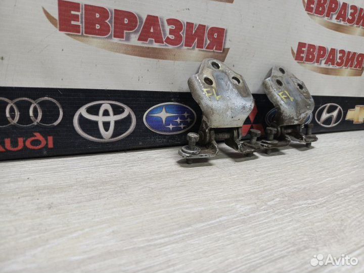 Петли двери передние левые Mitsubishi Legnum EA1W