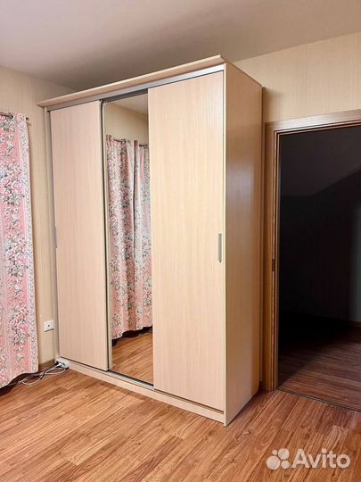 Шкаф с раздвижными дверцами и зеркалом
