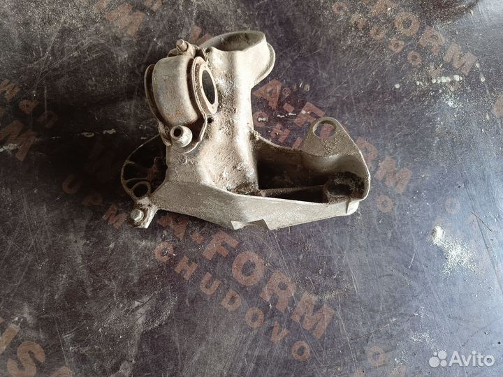 Кронштейн опоры двигателя правый VW passat B5 1.8