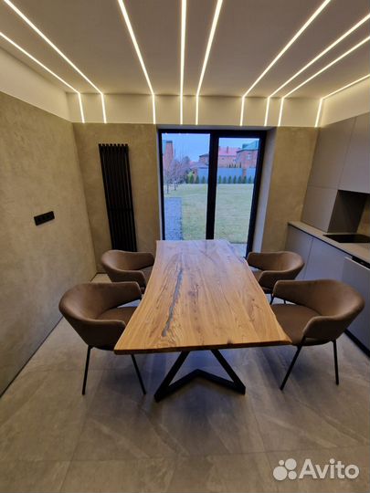 Обеденный стол из дерева