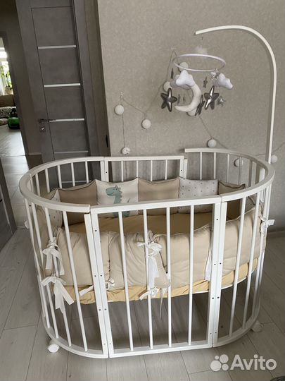 Детская кроватка с маятником круглая