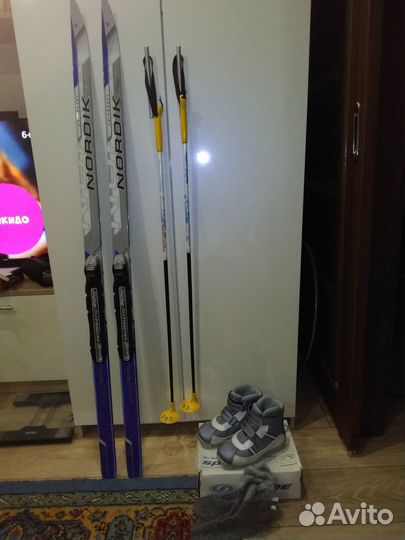 Продам беговые лыжи 140 см ботинки 34 размера