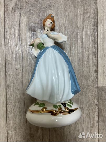 Статуэтка фарфоровая
