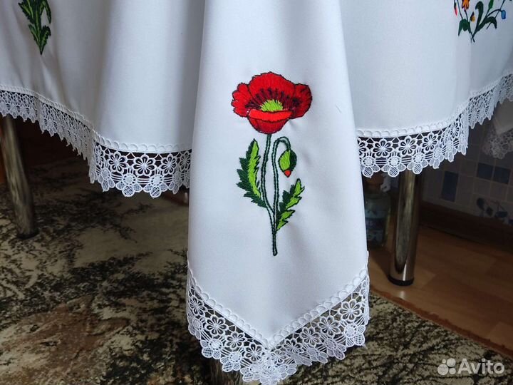 Праздничная скатерть, вышитая гладью