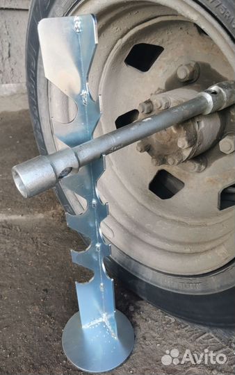 Подставка стойка упор под балонный ключ Газель