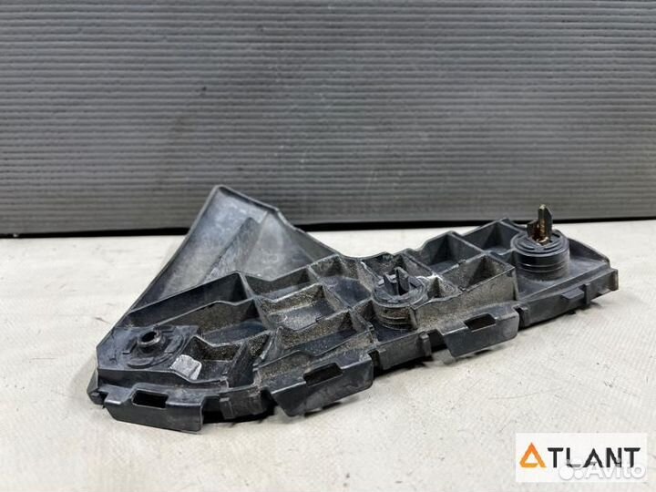 Крепление бампера передняя левая toyota voxy