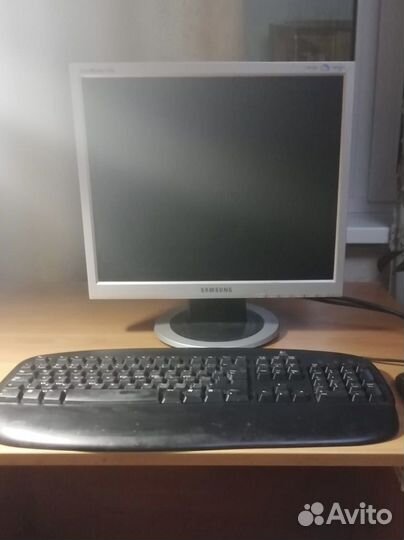 Монитор Samsung, клавиатура и мышка Logitech