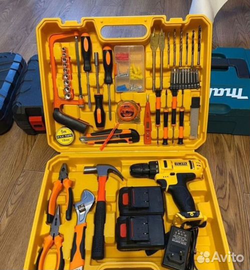 Шуруповерт DeWalt с набором инструментов