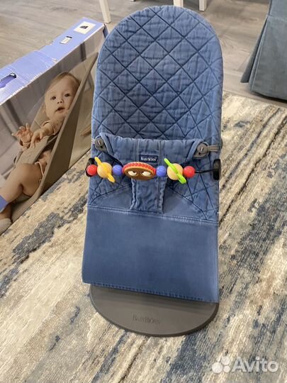 Шезлонг babybjorn с игрушкой