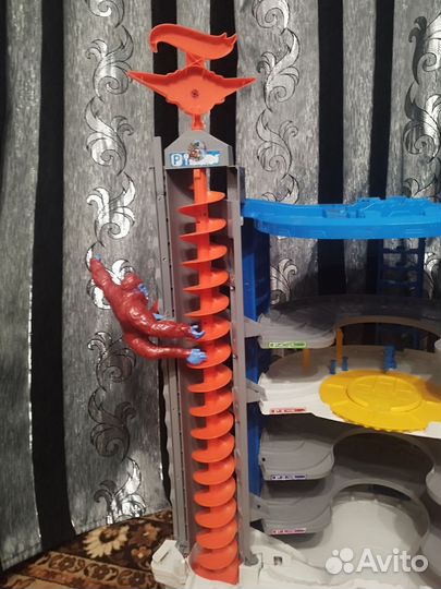 Хот вилс трек,мега парковка, лифт