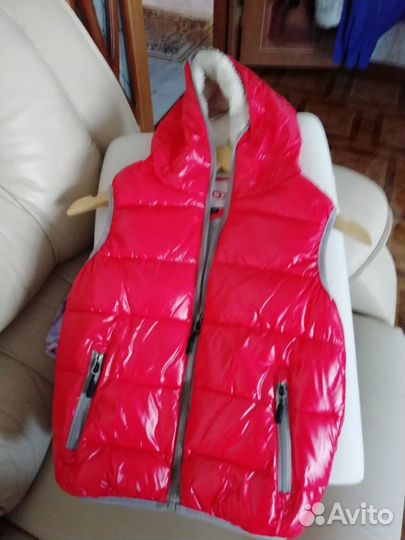 Безрукавка с капюшоном на девочку