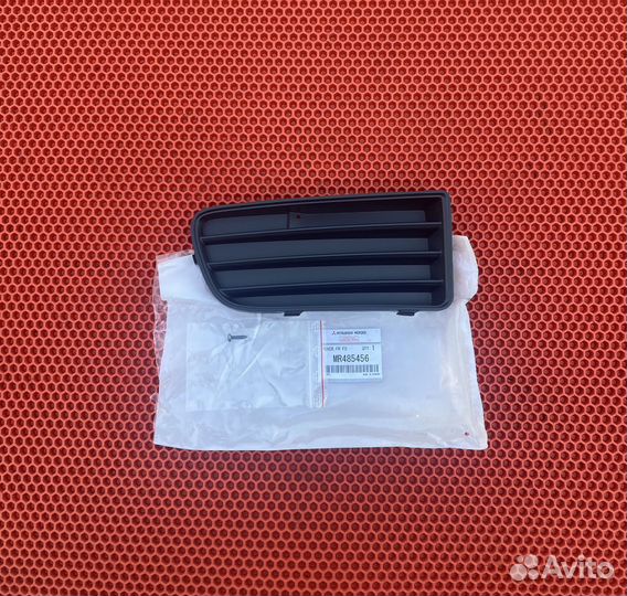 Правая заглушка бампера Mitsubishi Carisma рест