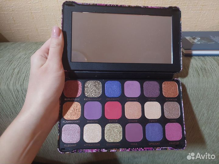 Палетка теней make up revolution