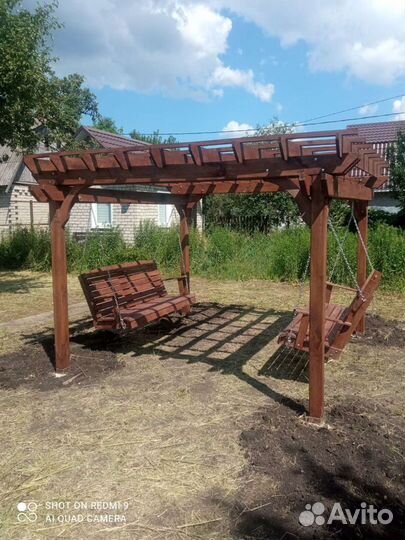 Беседка, пергола с подвесными качелями