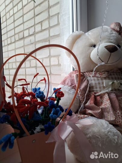 Цветы из синельной проволоки в корзине