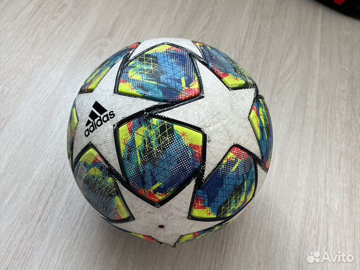 Футбольный мяч adidas лига чемпионов