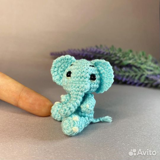 Миниатюрный голубой слон