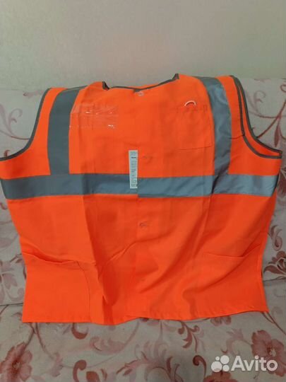 Каски,каскетки, плащи и жилеты